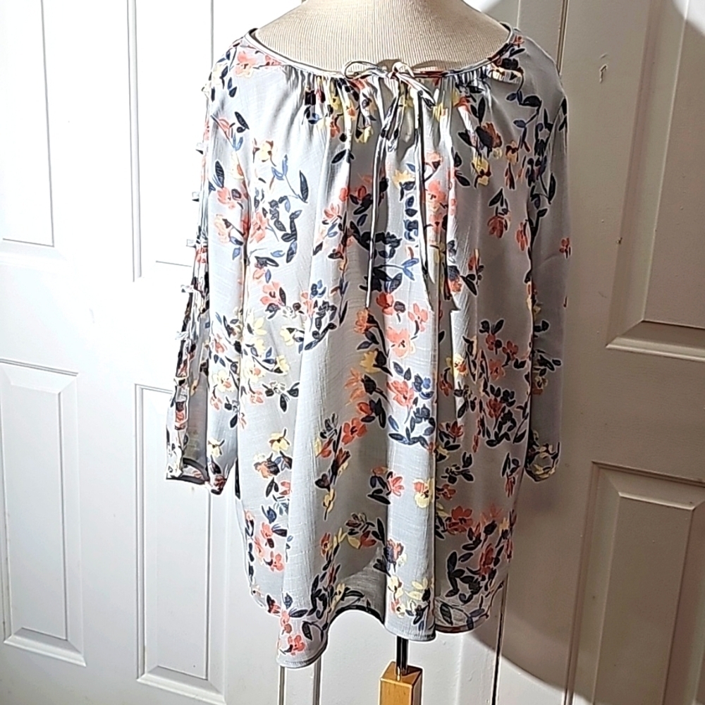 Coral Bay, women's 2X blouse. Gray with lovely yellow and coral flowers.